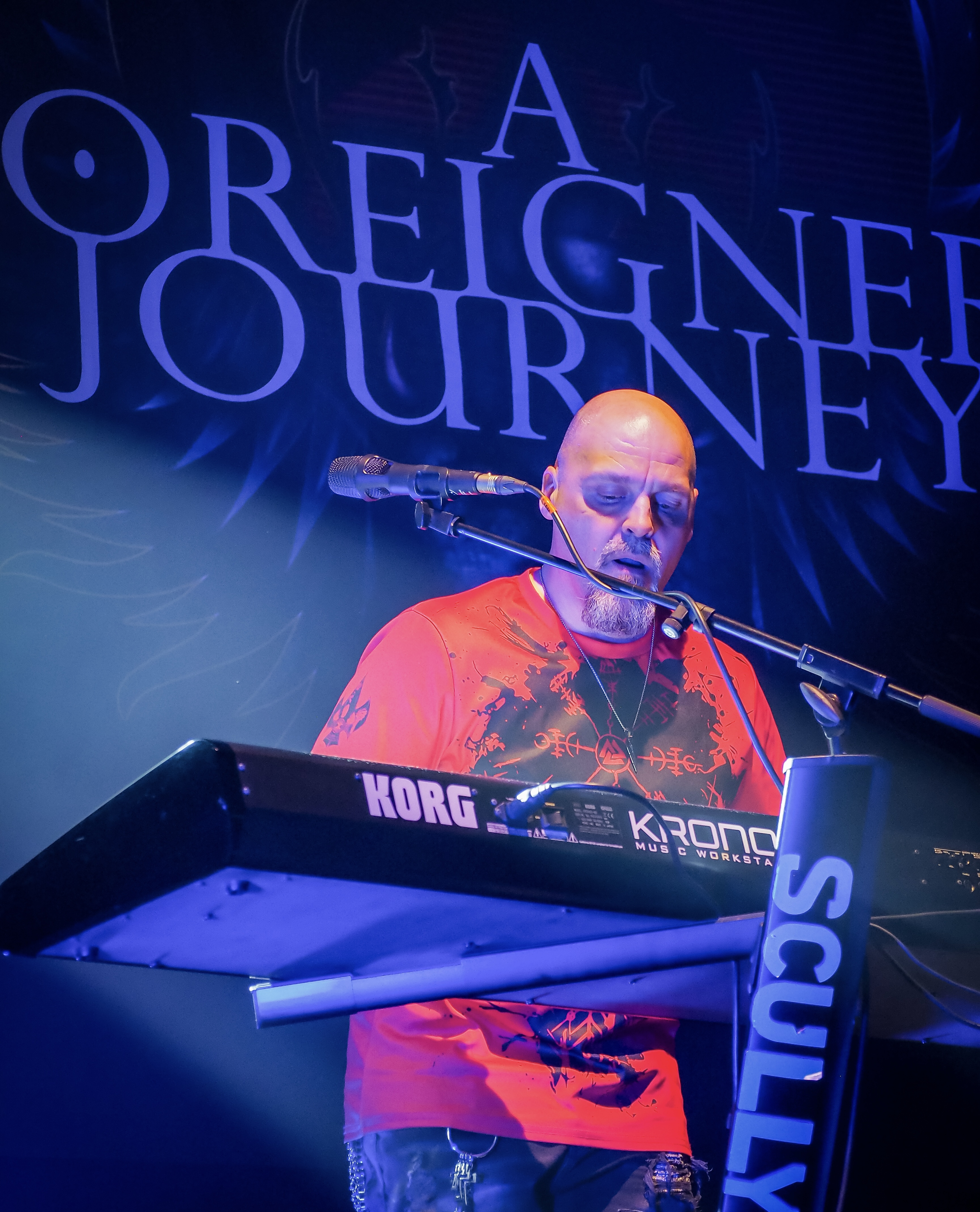 Lee — Keyboards & Vocals
